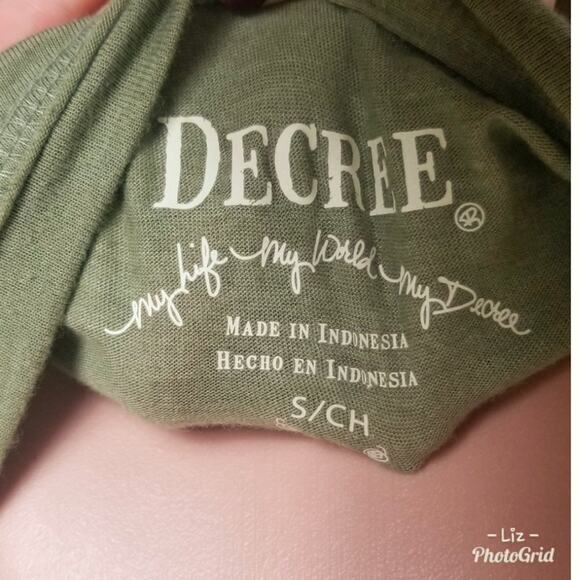 Decree | Olive Lace Pocket Tee - Picture 5 of 5